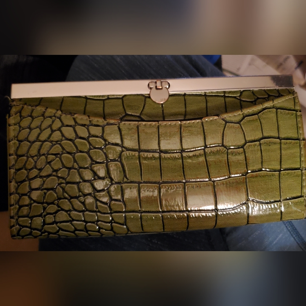 Alligator look wallet green great shape